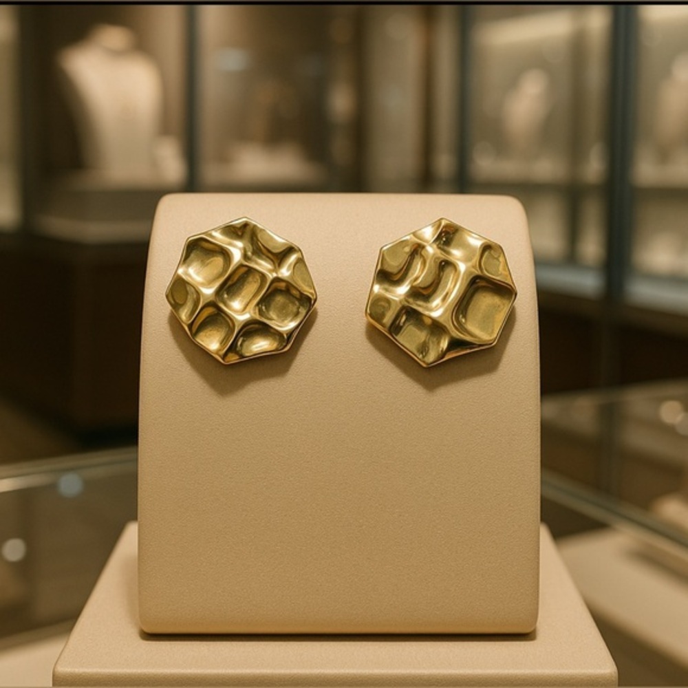 Vintage Hammered Gold tone clip on earrings, geometric design 💛💛
